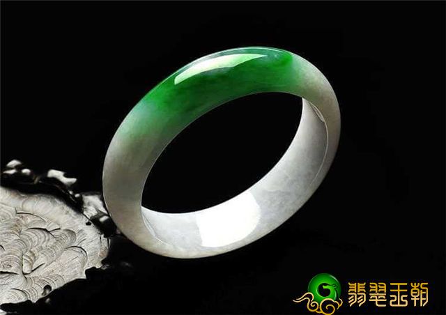 白色背景青翡翠非常值得选购吗？原先它的长相那么高！   第3张