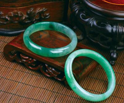 2000元左右的翡翠手镯是什么品种 读完保你不会被坑   第1张