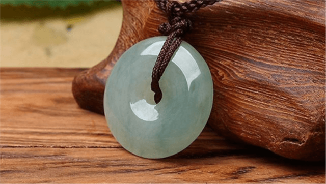 女人适合的翡翠吊坠有哪些？来看看你就知道了！   第2张