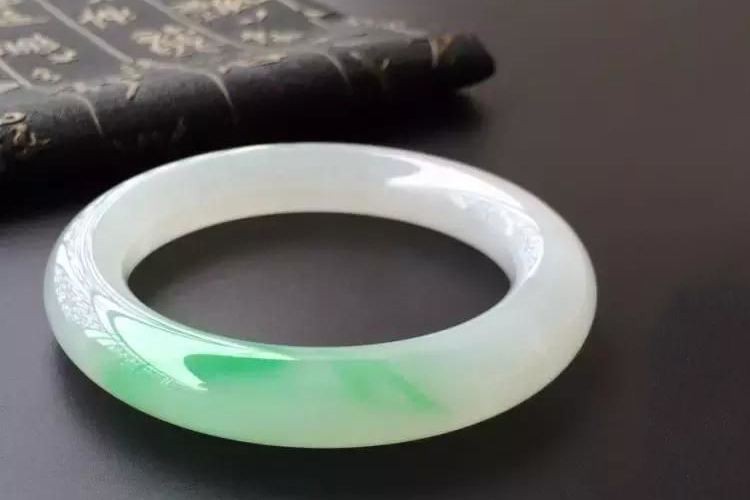 昆仑玉手镯的价格大概是多少 如何鉴别真伪 