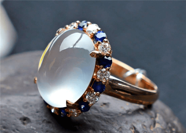 玻璃种翡翠价格高吗？本文为你揭开答案！   第1张