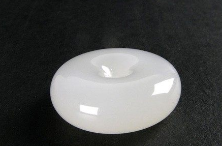 翡翠和玉的区别玉哪个贵  其价格可高达多少 