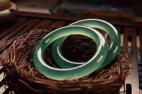 龙石种翡翠与老坑玻璃种的区别？教一教翡翠保养小知识！   第1张