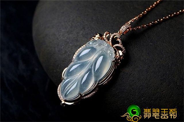 什么翡翠吊坠适合女性佩戴？讲一讲不一样年龄阶层适合什么翡翠！   第3张