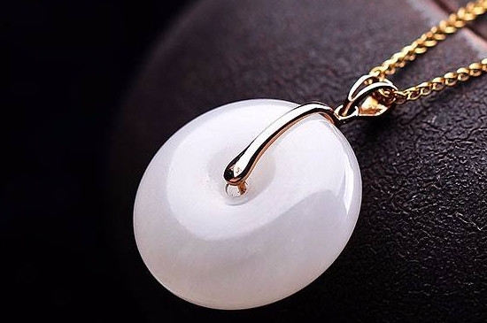 女人戴多大的平安扣好,女人佩戴的好处 第2张