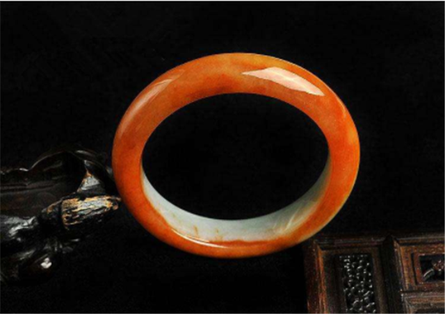 翡翠手镯戴大点可以吗？这些事情你需要知道！   第1张