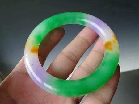 什么是三色翡翠手镯 怎么挑选翡翠手镯