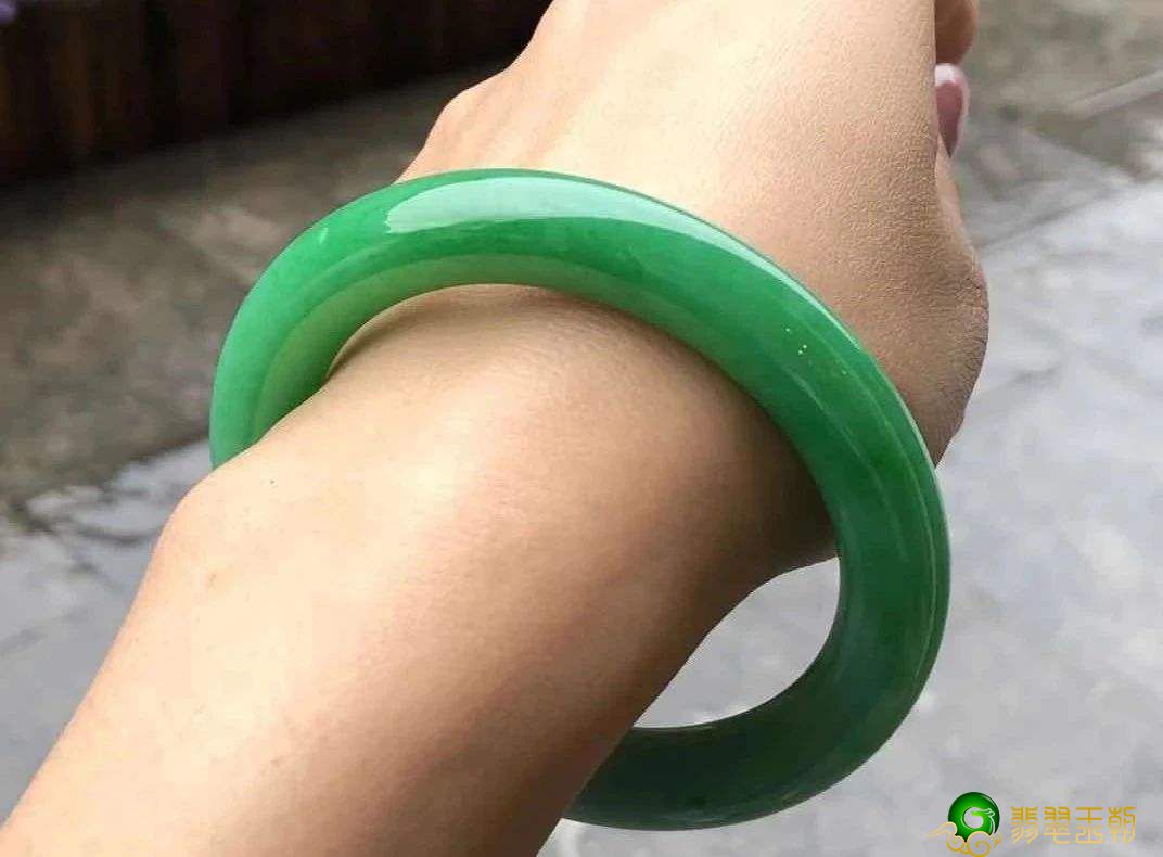 翡翠颜色分类的依据有什么？翡翠究竟有多少种颜色？   第2张