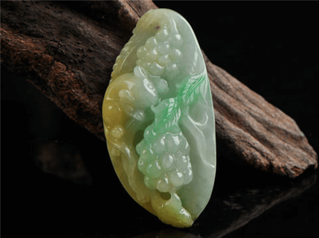 同时出现黄绿白三种颜色的翡翠称为什么? 第1张