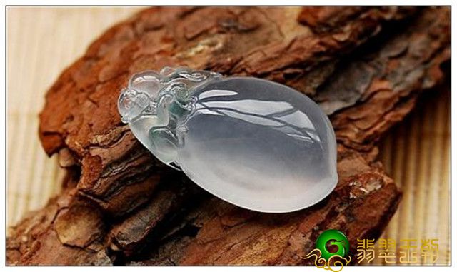 玻璃种翡翠手镯价格高吗？翡翠镯子维护保养小常识！ 