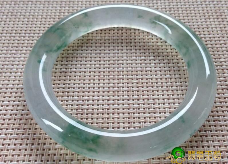 翡翠镯子翡翠冰种价钱偏贵吗？为什么说翡翠冰种翡翠里不仅有温和又有凌厉？   第1张