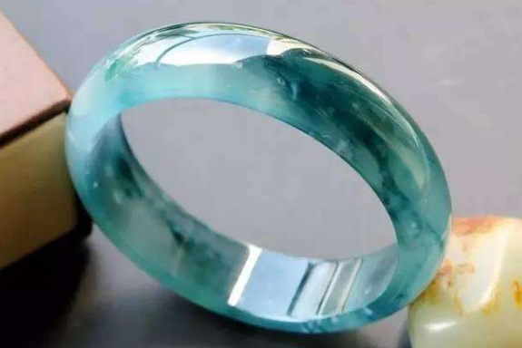 翡翠手镯里有杂质价格怎么样 翡翠带藓是什么意思   第1张