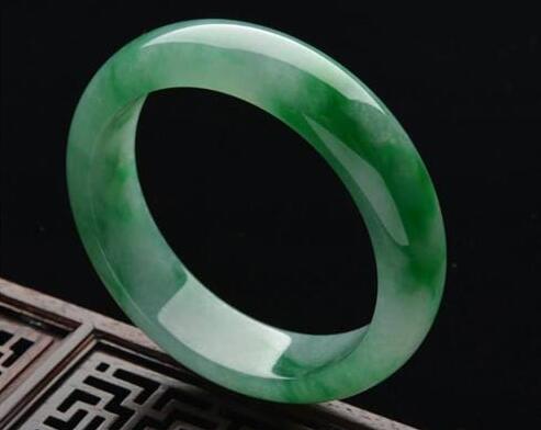 10万左右的翡翠手镯属于什么种水 一看吓一跳   第1张