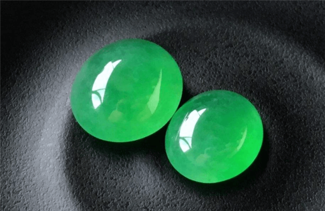 绿翡翠值不值钱?选购的时候我们要注意什么? 第2张