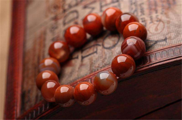 玛瑙和翡翠的区别大吗？谁的市场行情更好？   第1张