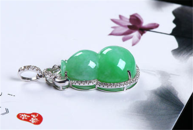 女士佩戴翡翠葫芦的寓意有哪些？一起来看看这篇文章！   第2张