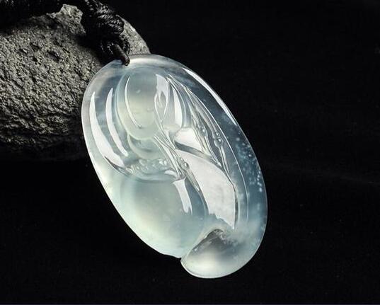 如何辨别翡翠的真伪才稳妥 你需要知道这几个小诀窍   第2张