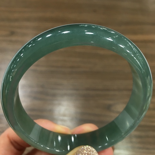 如何鉴定翡翠手镯是不是真的？看哪些方面能判断真假呢？   第2张