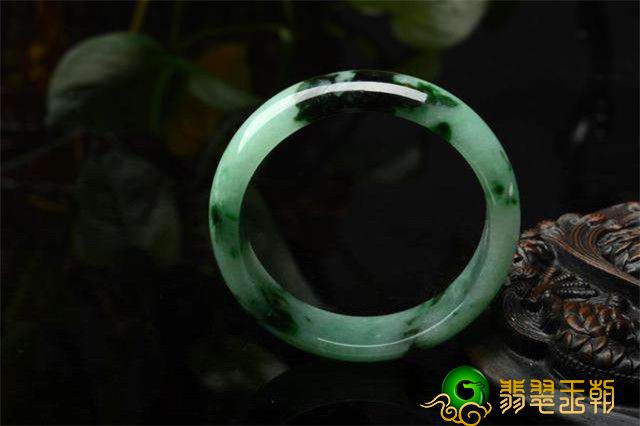 翡翠种类多种多样，那么玻璃种和豆种之间有什么差别？   第1张