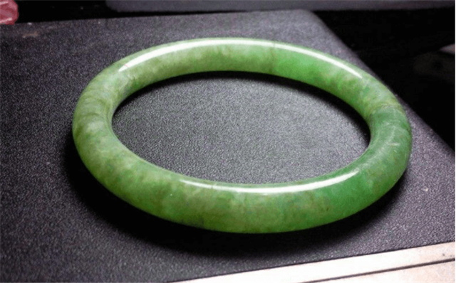 翡翠手镯的皮纹是裂吗？其实它们有着本质上的区别！   第2张