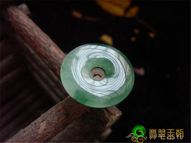 翡翠翡翠平安扣越大越好么？最重要的是一定要自身喜爱！   第1张