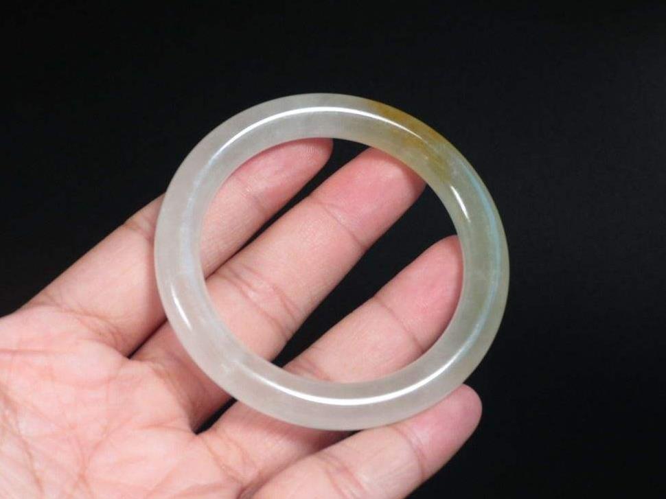 翡翠冰种翡翠镯子漂亮吗？大家应怎样配戴？   第1张