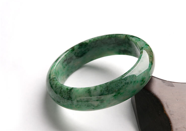 带黑癣翡翠手镯好吗？带黑癣翡翠手镯的价格怎么样？   第2张