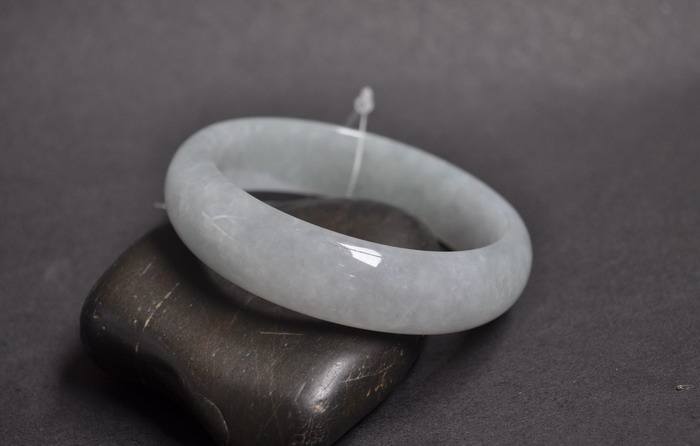 白灰色翡翠手镯不值钱？其实白灰底也有它的美！   第2张