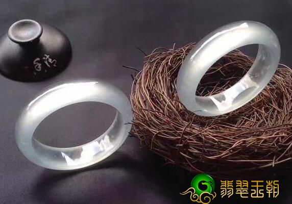 翡翠镯子该如何保养？那样的方式 让翡翠一直全是晶莹剔透的   第1张