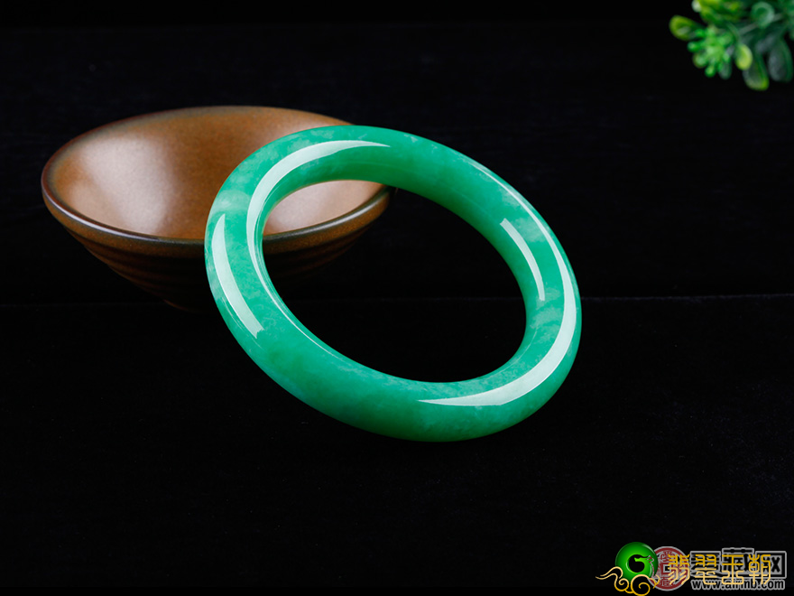 冰糯飘绿老翡翠镯子使用价值高吗 