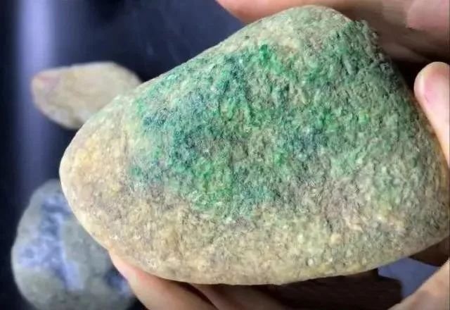 
                一个不起眼的小料，满身松花，大姐8千拿下，结果满绿
   第1张