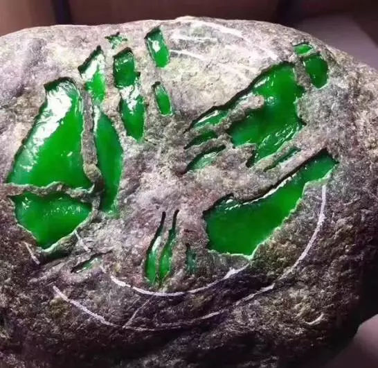 翡翠传奇之处有哪些？翡翠价格一般多少钱可以买到   第2张