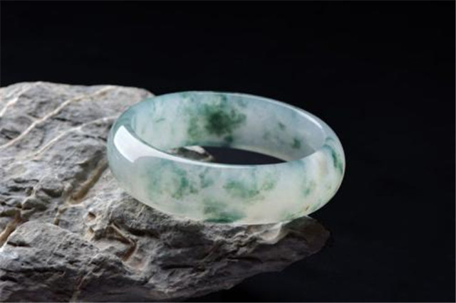蓝水飘花翡翠手镯价格高吗?看它是否满足这些条件! 第3张