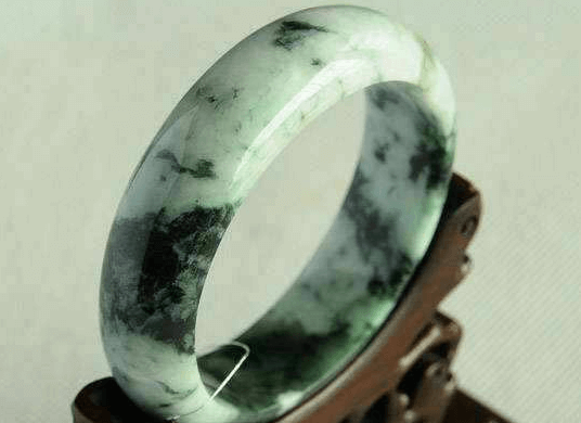 翡翠中的藓究竟是怎么回事?带黑癣翡翠手镯好吗? 第2张