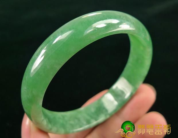 翡翠手镯的颜色是越浓越好吗？真正的答案没那么简单！   第2张