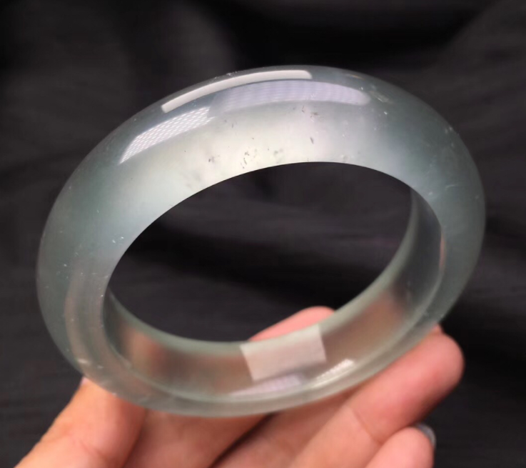 白灰色翡翠手镯的价格怎么样？看完我恍然大悟！   第2张