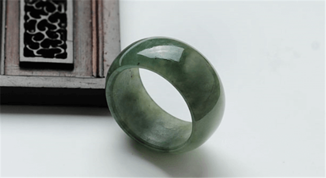 翡翠戒指应当戴在哪个手指头上？原先每一个手指头的含意都不一样！   第2张