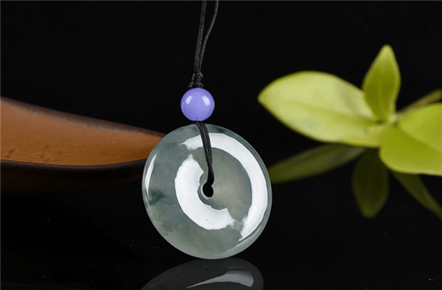 翡翠平安扣寓意安全旺财，很合适男士配戴   第3张