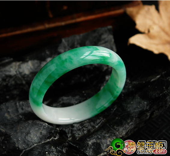 豆绿色翡翠镯子是啥，如何购买豆绿色翡翠镯子   第1张