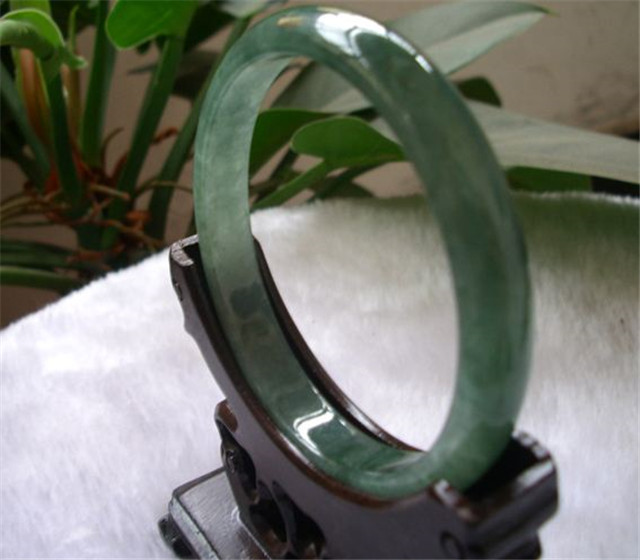 油青翡翠价格低？这样讲可就片面了！   第2张