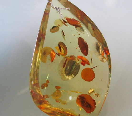 琥珀烧起来塑料味  鉴别方法 