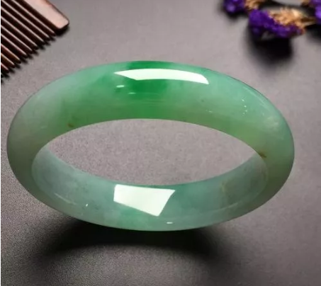 市场上的翡翠手镯价格参差不齐，怎么挑选才不会上当受骗？   第1张