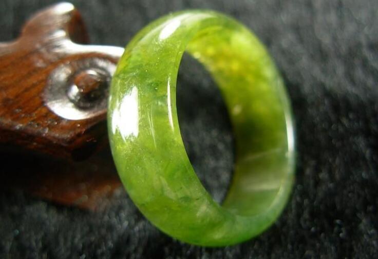 黄翡翠手镯到底值钱吗 与绿翡翠相比如何 第1张