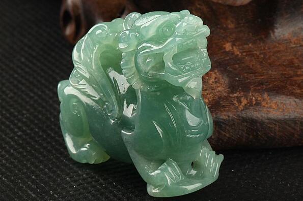 怎样鉴定翡翠的真假？有哪些方法是比较常见的鉴定方法？   第1张