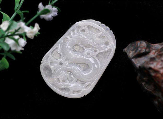 什么样的翡翠挂件可以收藏？原来它这么受欢迎！   第2张