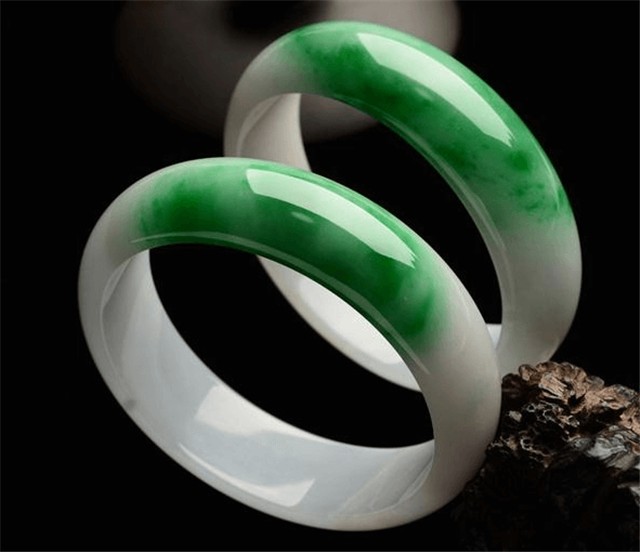 翡翠手镯价格高吗？揭秘！翡翠行业定价的潜规则！   第2张