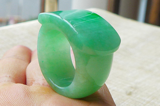 翡翠戒指的寓意和象征   第3张