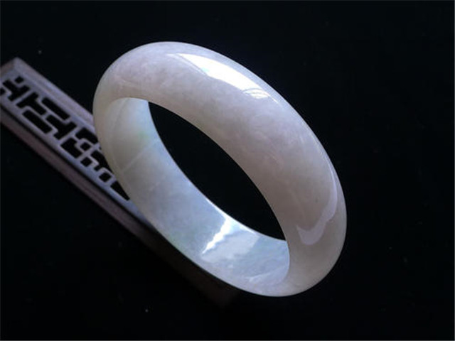 干白种翡翠手镯的价格高吗？购买手镯误区你知道吗？可别掉下去！   第3张