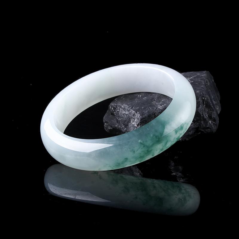 佩戴翡翠手镯，紧点好还是松点好？翡翠手镯的购物指南在这里！   第2张