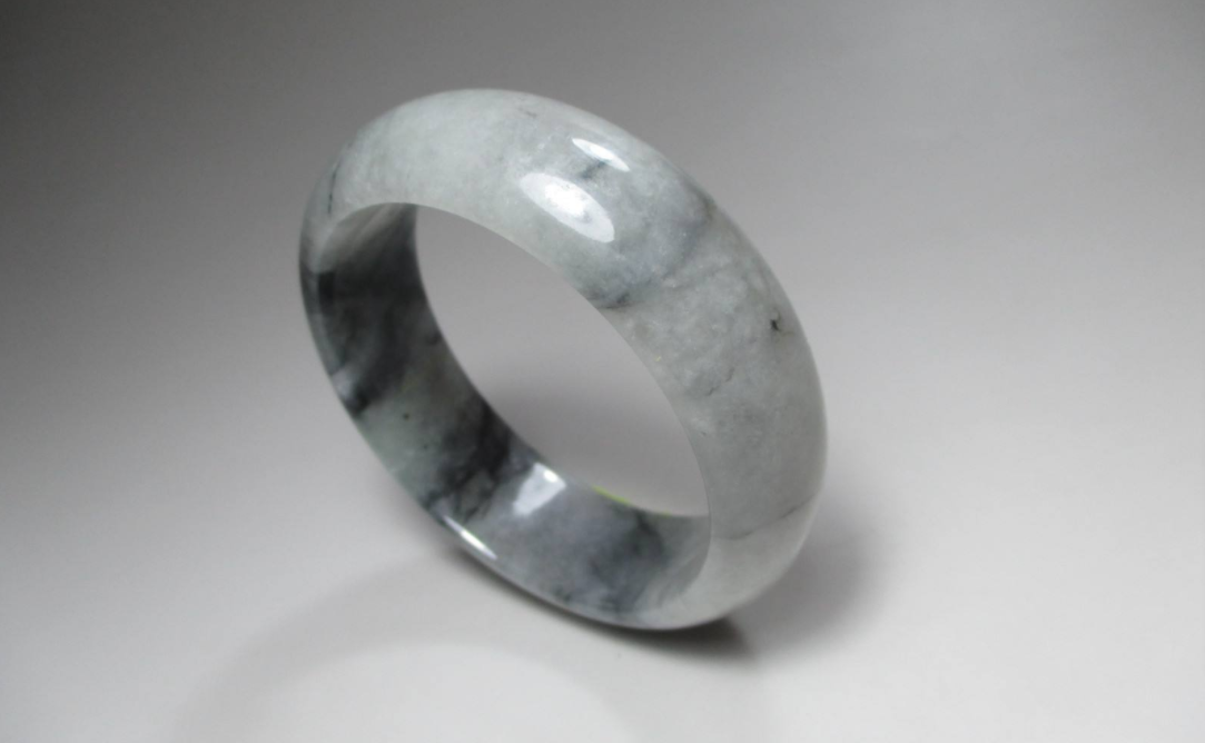 白灰色翡翠手镯不值钱？其实白灰底也有它的美！   第3张